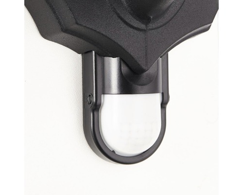 Detaljvy av en svart utomhuslampa med rörelsesensor.
