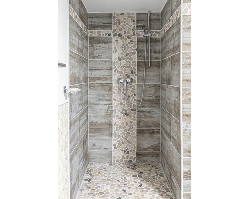 Duschkabin beklädd med träliknande plattor och stenar