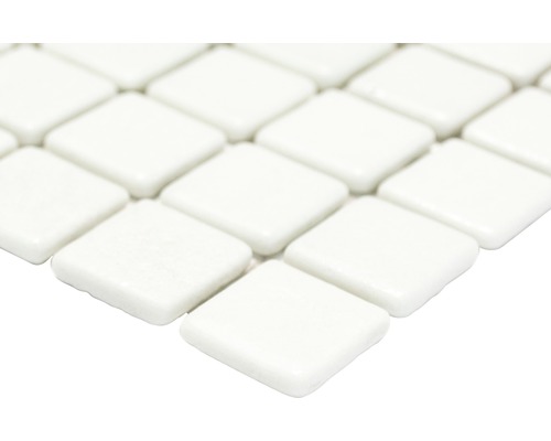 Närbild av vita fyrkantiga mosaikplattor