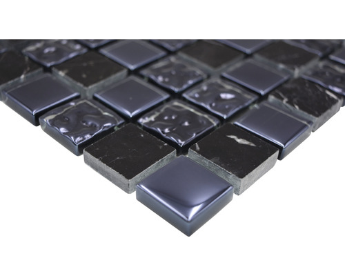 Mosaikplatta med kvadratiska, glänsande ytor