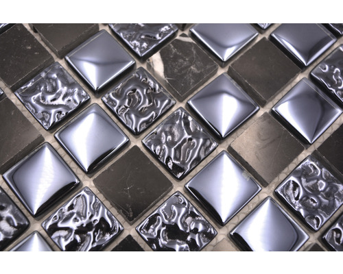 Mosaikplattor av glas och sten