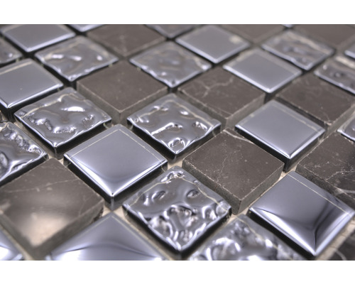 Fyrkantiga mosaikplattor av sten och metall