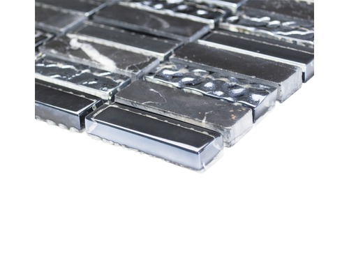 Mosaikmatta med avlånga stenar av natursten och metall