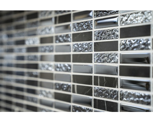 Mosaik kakelvägg med rektangulära plattor i olika texturer