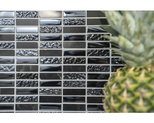 Väggkakelmosaik av glas och natursten i badrummet.