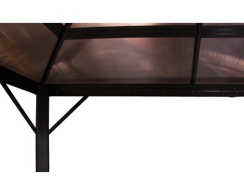 Detaljvy av en paviljong med polykarbonattak och stödjande stolpar