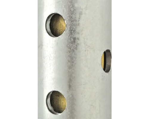 Detaljbild av ett metallrör med runda silöppningar