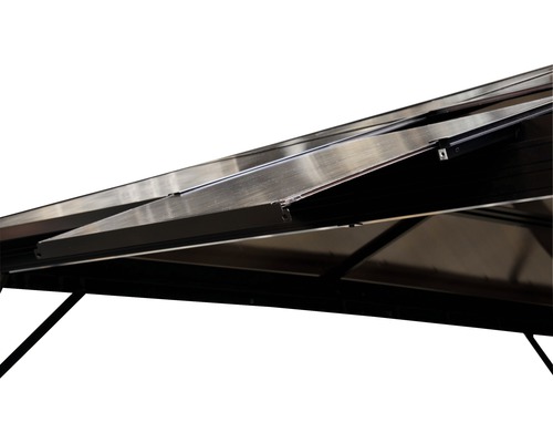 Detaljbild av en paviljong med öppet takfönster för ventilation