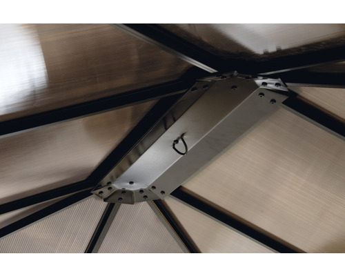 Detaljvy av takramen på ett lusthus