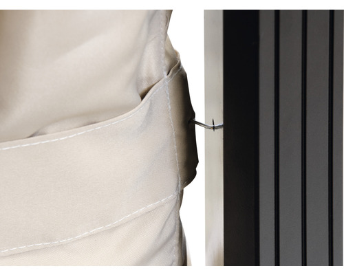 Detaljvy av ett tyg med krok för fastsättning