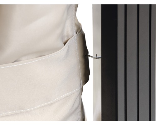 Närbild av ett fastsatt tygöverdrag med krok