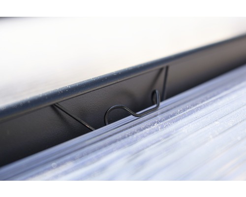 Närbild av ett monteringsklämma på en kanalplastskiva