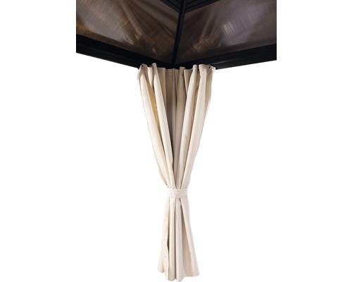 Detaljvy av ett lusthus med gardin