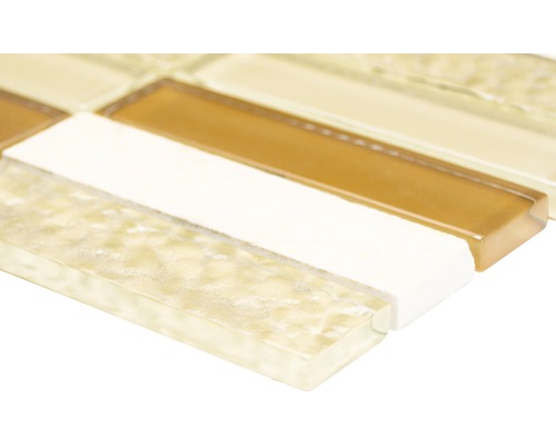 Närbild av en mosaikplatta av glas och keramik