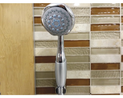 Handdusch av metall mot en badrumsbakgrund.