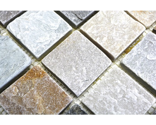 Närbild av naturstensmosaikplattor på nät