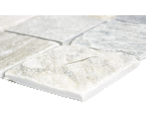 Detaljbild av en mosaikplatta i natursten