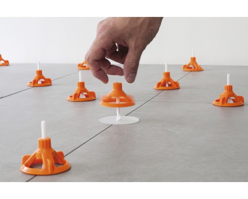 Kakelutjämningssystem i bruk på ett kaklat golv