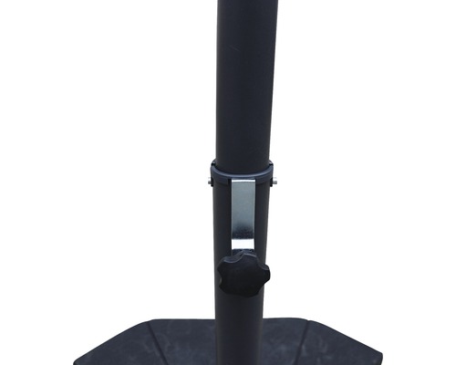 Detaljvy av ett parasollställ med låsskruv