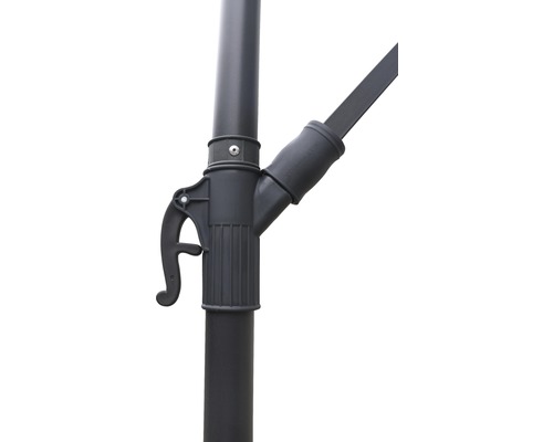 Närbild av ett parasoll med spakmekanism för justering av lutningsvinkeln.