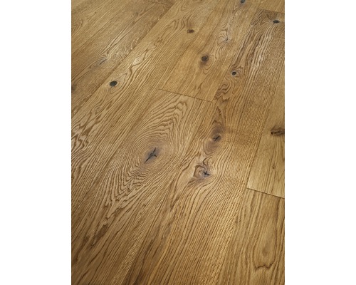 Trägolv av ek med kvistar