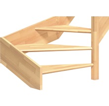 Detaljbild av en trätrappa med vridna steg