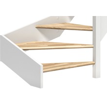 Detaljvy av en utrymmesbesparande trappa med trästeg och vitt räcke