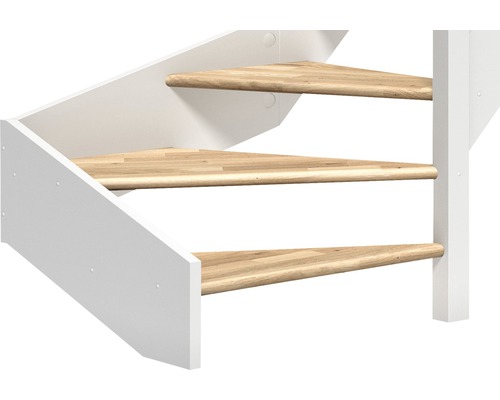 Detaljvy av en utrymmesbesparande trappa med trästeg och vitt räcke