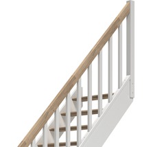 Detaljvy av en trappa med träräcke och vita trappspindlar