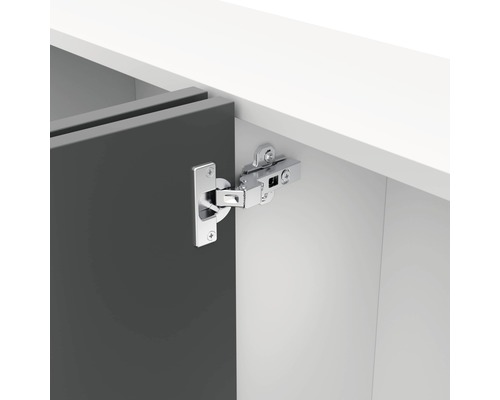 Gångjärn fäst vid en möbeldörr