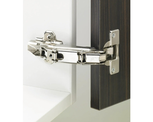 Metallgångjärn fäst vid en skåpdörr