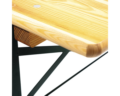 Detaljvy av öl bord med träskiva och metallram