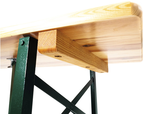 Detaljvy av en bänk i trä med grön metallram