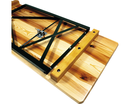 Detaljvy av ett ölskänk med träskiva och svart metallram