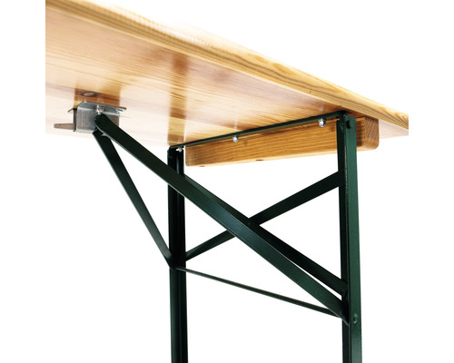 Detaljvy av ett ölträd med metallram och träskiva