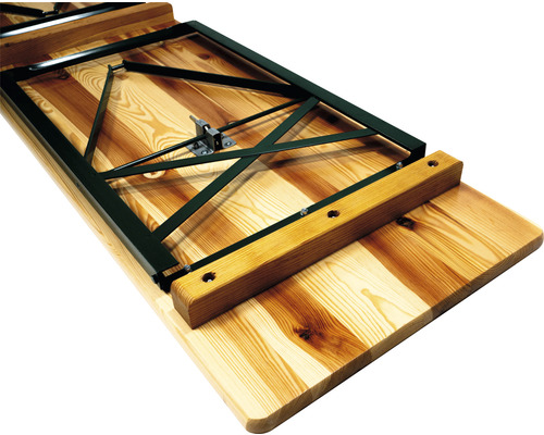 Detaljvy av ett ölbord med metallram och träskiva