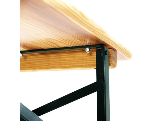 Detaljvy av ett bord i ett ölset med träskiva och metallram.