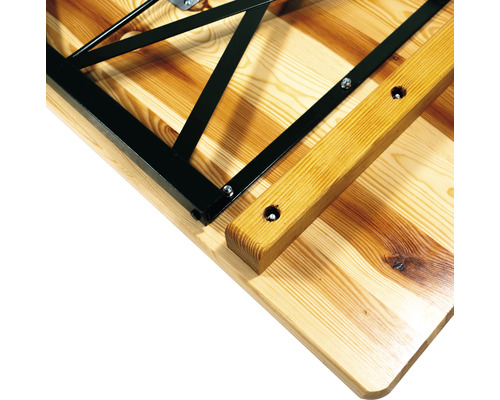 Detaljvy av ett ölbord med metallunderrede och träskiva