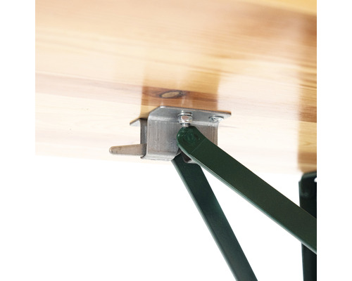 Detaljbild av bordsbensfäste på ett träbord.