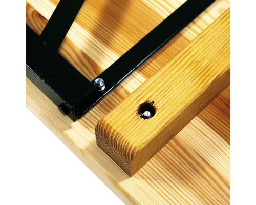 Detalj av bordsskiva i trä med metallram