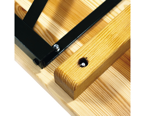 Detaljvy av ett träbord med metallunderrede