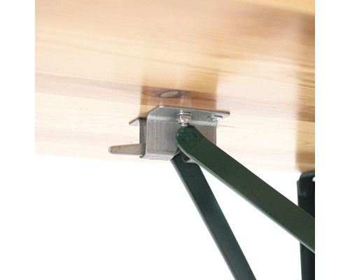 Detaljbild av benfästet på ett öl-bord med fällmekanism