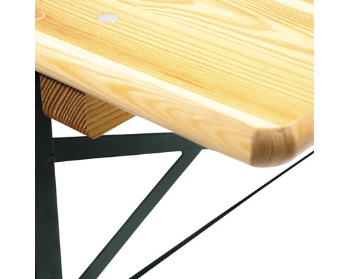 Detaljvy av ett ölset med metallunderrede och träbordsskiva.