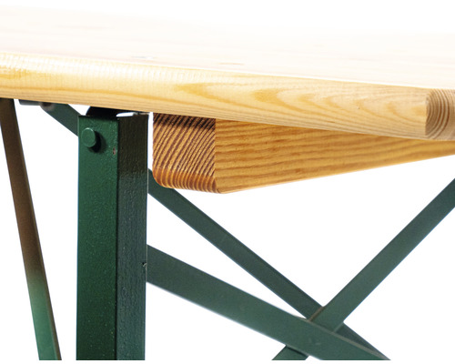 Detaljvy av ett öljetältbord med träskiva och grön metallram