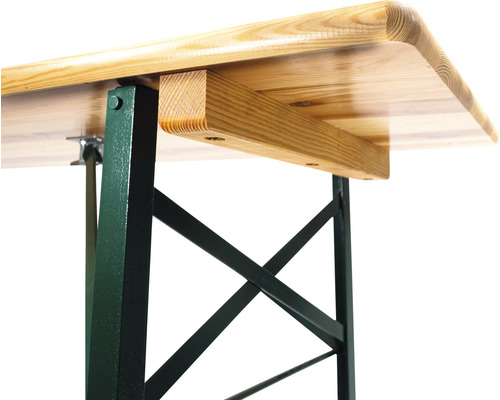 Detaljvy av ett bord för ölfestival med träskiva och metallram