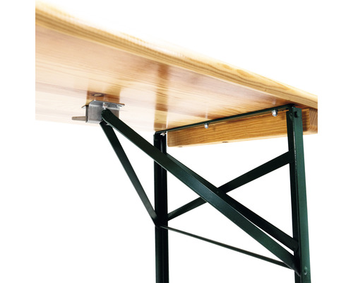 Detaljvy av öl bord med metallram