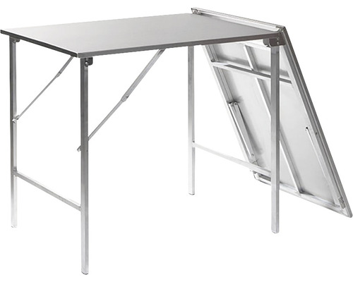 Silverfärgat hopfällbart bord för inomhusbruk.