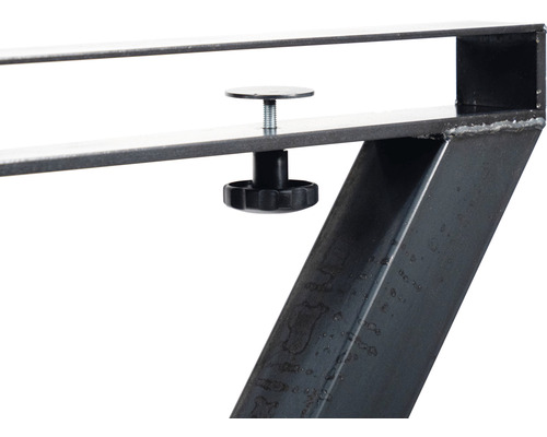 Detalj av metallbordsben med justerskruv