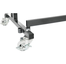 Detaljbild av en transportvagn med hjul.