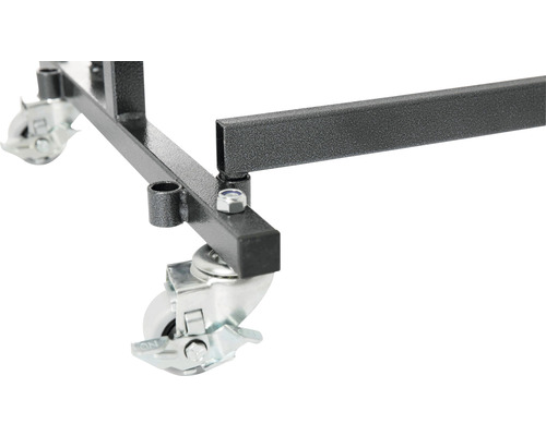 Detaljbild av en transportvagn med hjul.